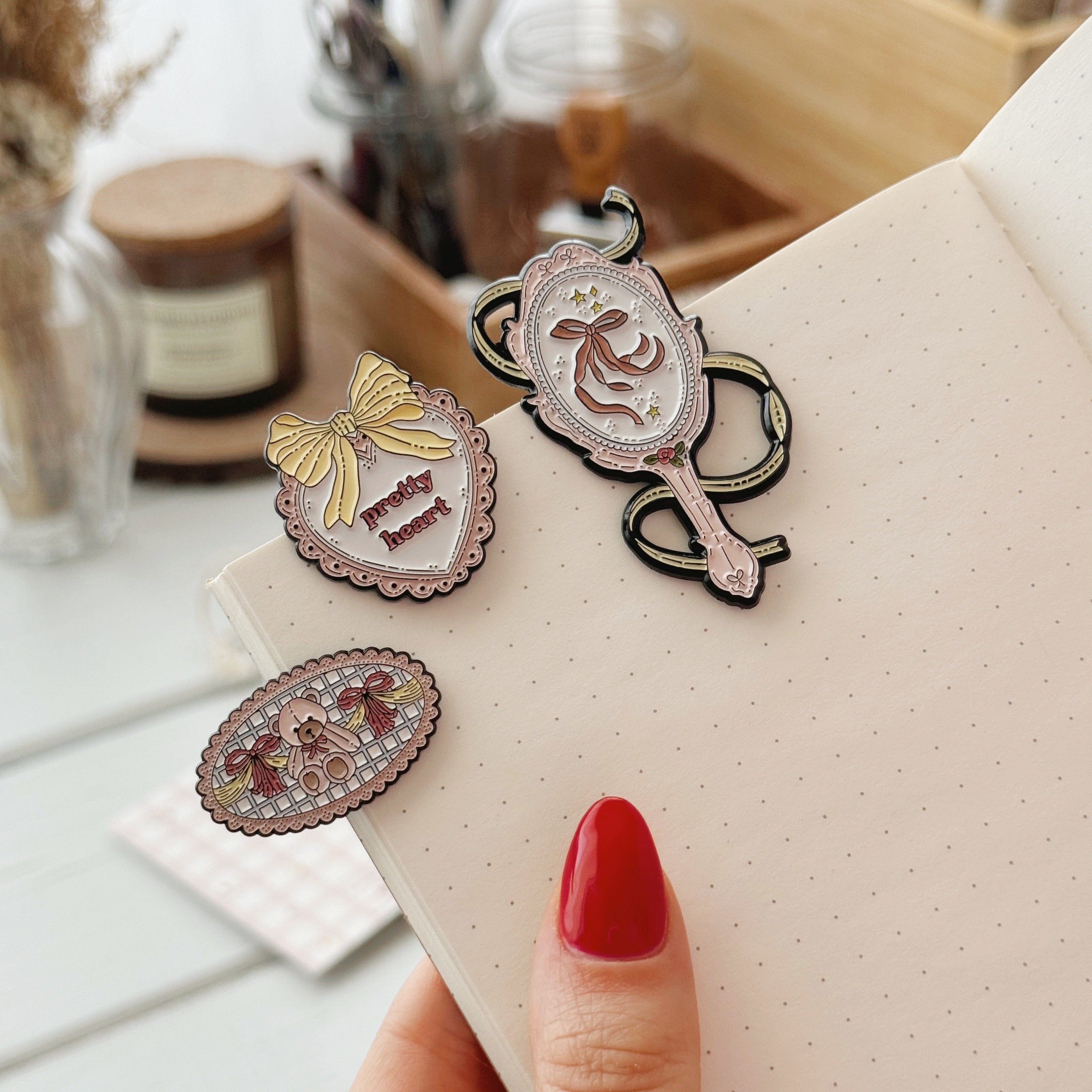 Pin's en émail souple Coquette - Collaboration Feebujo x Paperwrld